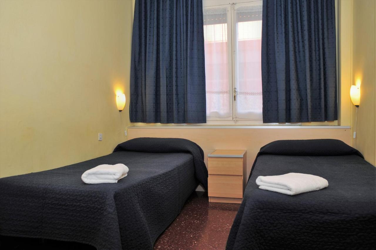 Hostal Bejar Barcelona Ngoại thất bức ảnh